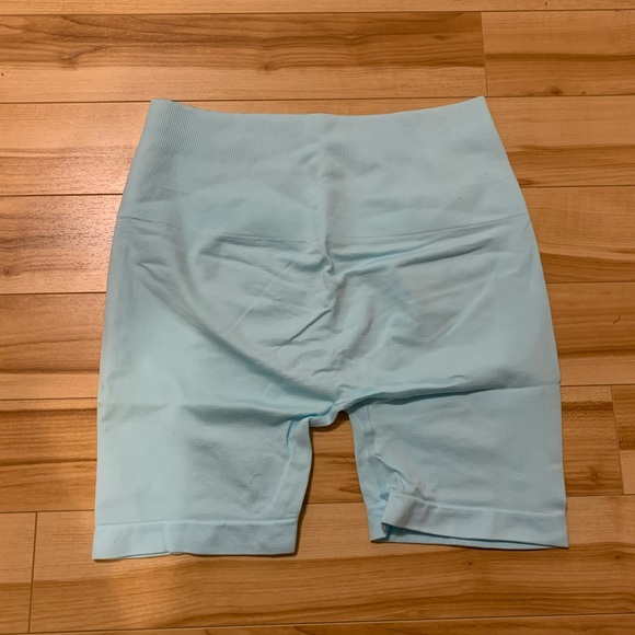Amplify scrunch butt icy arctic baby blue seamless shorts - Picture 4 of 5